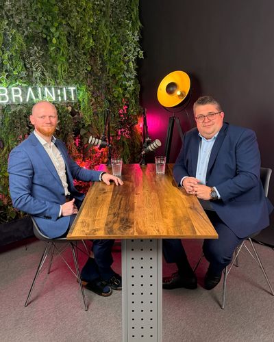 Zľava Ing. Michal Papučík a Michal Kais v podcastovom štúdiu BRAIN:IT