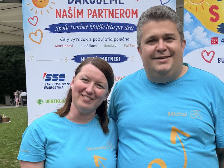 Michal Kais s manželkou Ing. Veronikou Kaisovou ako dobrovoľníci Dataling Foundation na benefičnej akcii pre deti