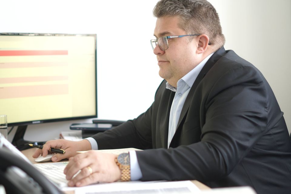 Michal Kais pri práci za počítačom