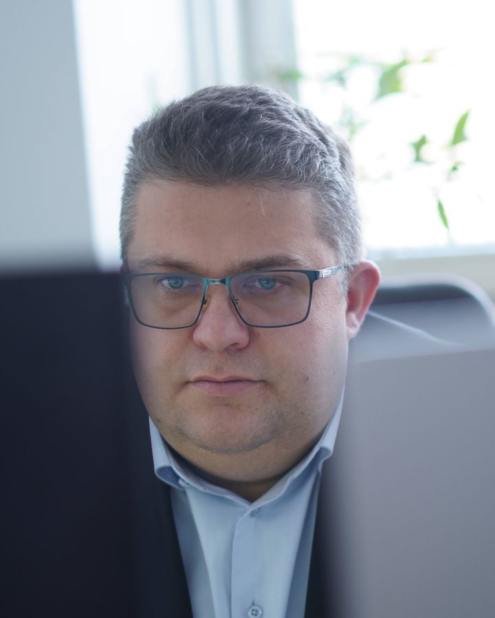 Michal Kais sústredene pracuje za počítačom