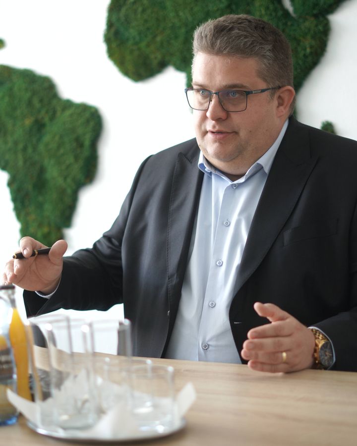 Michal Kais počas rokovania vysvetľuje pri stole